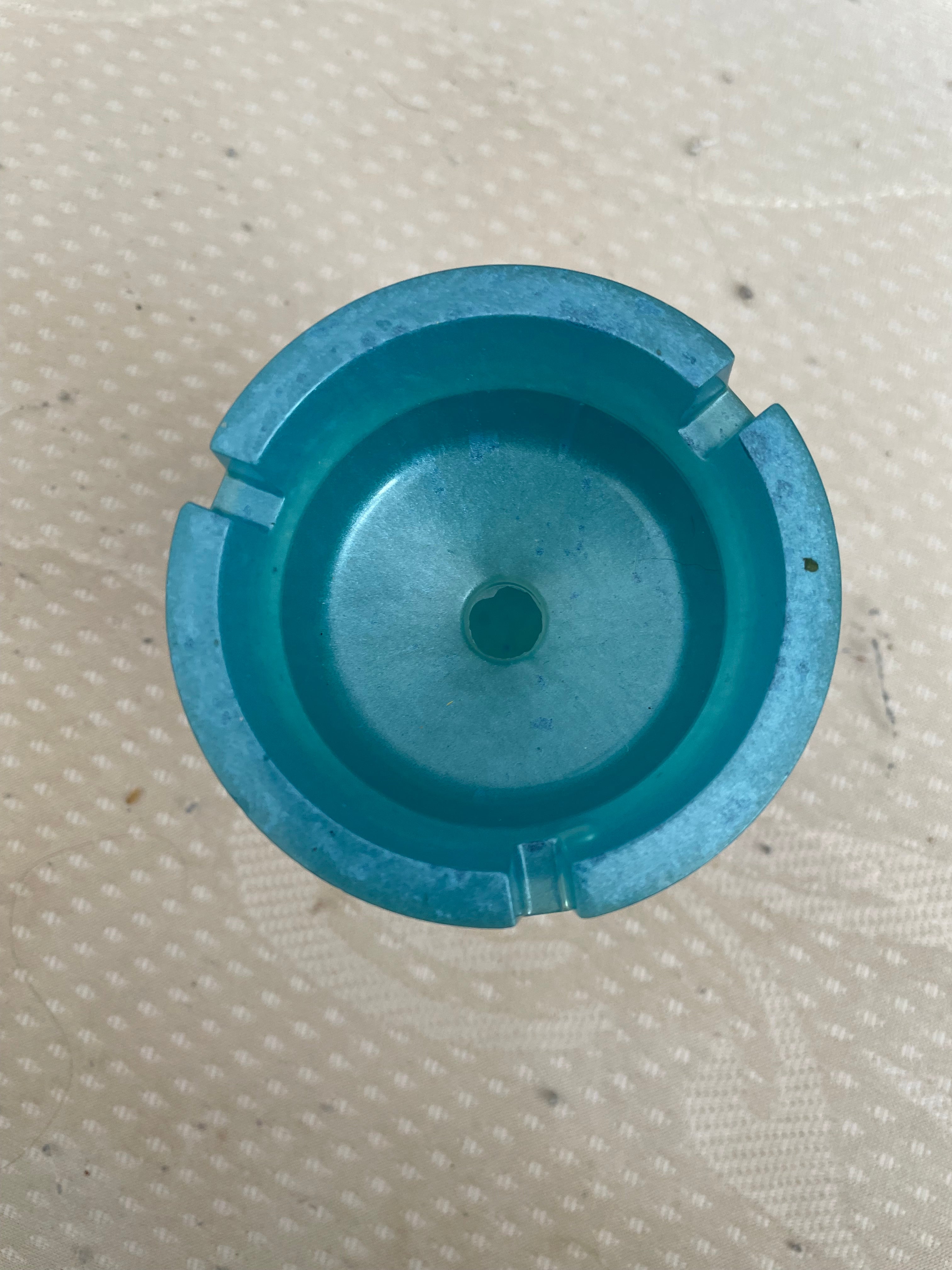 Cendrier avec reservoir bleu