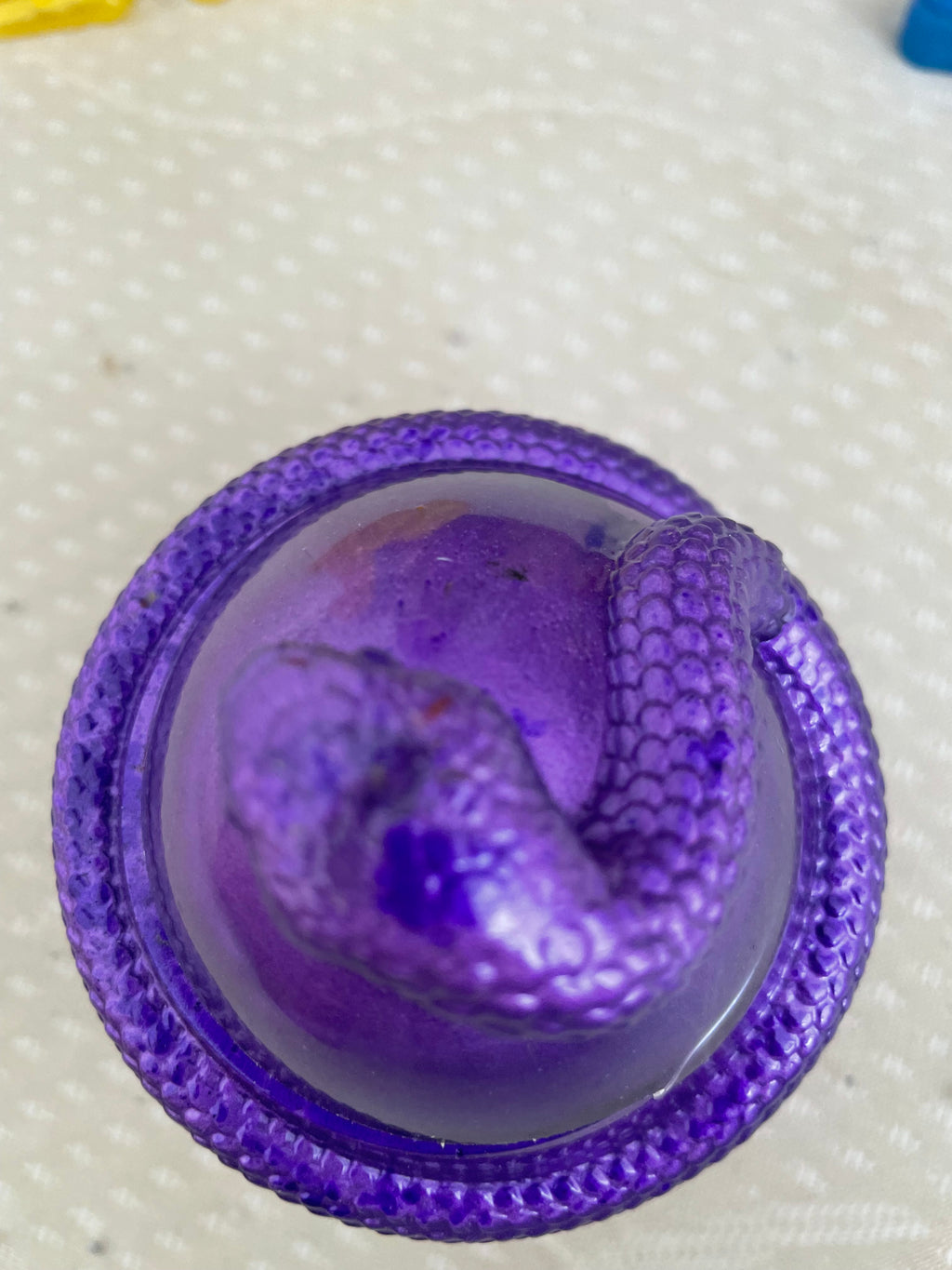 Oeuf serpent violette